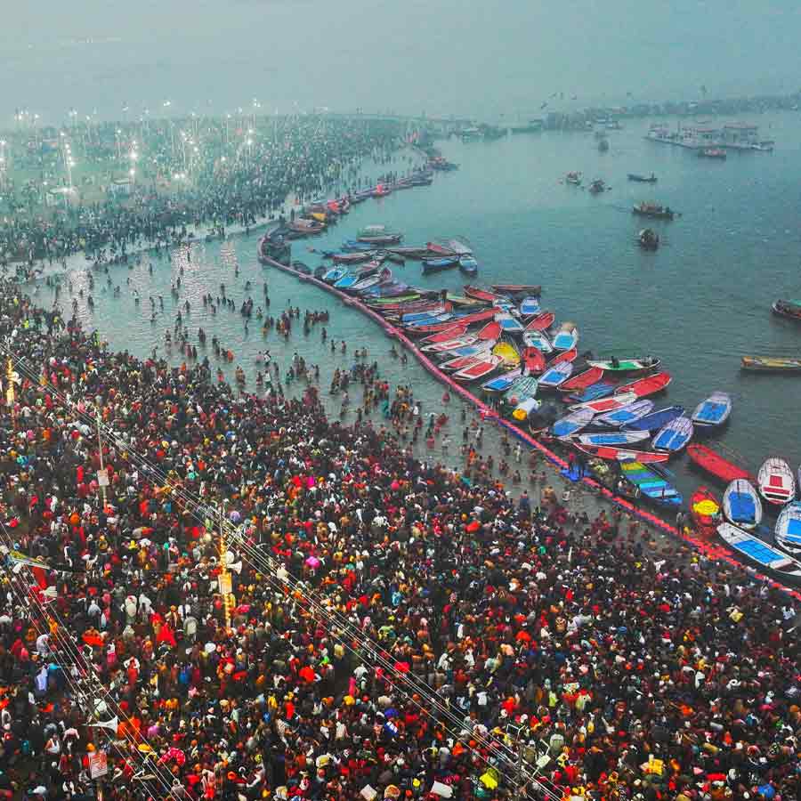 ২৯ জানুয়ারি, ২০২৫: চলতি বছরের জানুয়ারি মাসে উত্তরপ্রদেশের প্রয়াগরাজে শুরু হয়েছিল কুম্ভমেলা। বিশ্বের অন্যতম প্রধান ধর্মীয় অনুষ্ঠান কুম্ভমেলা। মৌনী অমাবস্যা উপলক্ষে কোটি কোটি মানুষের ভিড় হয়েছিল প্রয়াগরাজে। বুধবার ত্রিবেণী সঙ্গমে ‘শাহি স্নান’ করতে জড়ো হয়েছিলেন পুণ্যার্থীরা। 