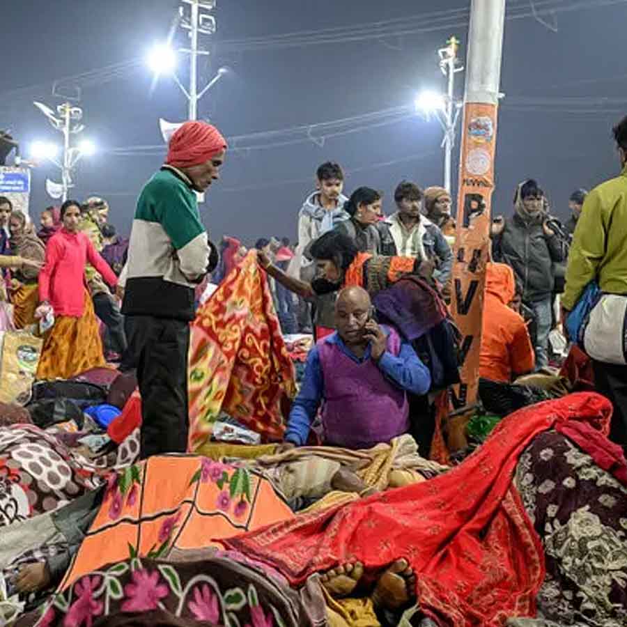 সংবাদমাধ্যম সূত্রে খবর, ঘটনার দিন সকাল থেকেই গঙ্গা, যমুনা এবং অন্তঃসলিলা সরস্বতী— তিন নদীর সঙ্গমে মহাকুম্ভে ‘শাহি স্নান’কে কেন্দ্র করে ভিড় করতে শুরু করেন পুণ্যার্থীরা। সন্ধ্যা যত গড়ায়, ভিড় ততই বাড়তে থাকে। দেশ-বিদেশ থেকে বহু পুণ্যার্থী কুম্ভে সেখানে পৌঁছোন। ভিড় নিয়ন্ত্রণ করতে ত্রিবেণি সঙ্গম থেকে এক কিলোমিটার দূরে বাঁশের ব্যারিকেড তৈরি করেছিল প্রশাসন। বিশৃঙ্খলা এড়াতে জ়োন ভাগ করে করে ব্যারিকেড দিয়ে ঘেরা হয়েছিল। কিন্তু তার পরেও এড়ানো যায়নি দুর্ঘটনা।