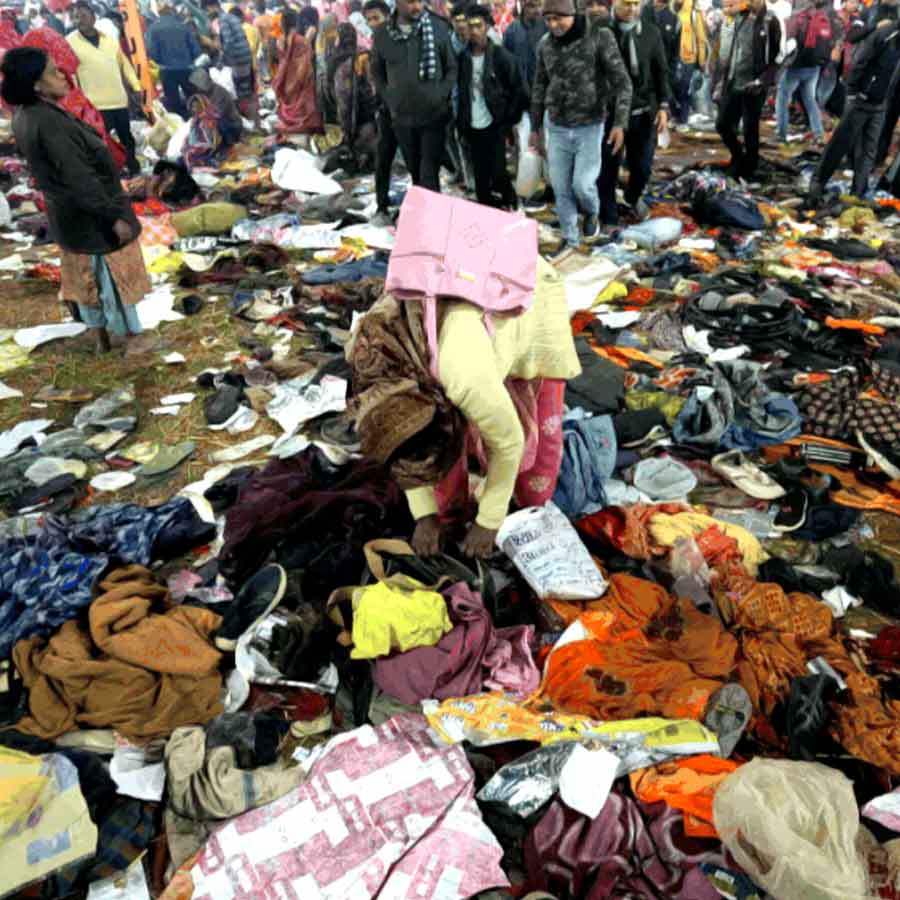 অতিরিক্ত ভিড়ের কারণে পুণ্যার্থীদের মধ্যে হুড়োহুড়ি পড়ে যায়। আচমকা ধাক্কাধাক্কি শুরু হওয়ায় ভিড়ের মধ্যে আটকে পড়েন অনেকে। ভিড় এতটাই বেড়ে যায় যে, রাত পৌনে ১টা থেকে রাত ২টোর মধ্যে পরিস্থিতি নিয়ন্ত্রণের বাইরে চলে যায়। রাত ২টোর পর থেকে বহু পুণ্যার্থী ব্যারিকেড ভেঙে এগোনোর চেষ্টা করেন।