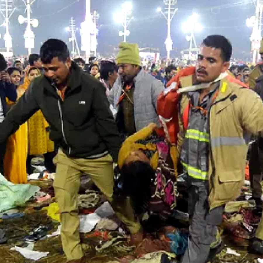 সেই ঘটনায় পদপিষ্ট হয়ে অন্তত ৩০ জন পুণ্যার্থীর মৃত্যু হয়। গুরুতর আহতের সংখ্যা কমপক্ষে ৬০। উত্তরপ্রদেশ পুলিশকে উদ্ধৃত করে এ খবর জানায় সংবাদ সংস্থা পিটিআই।
