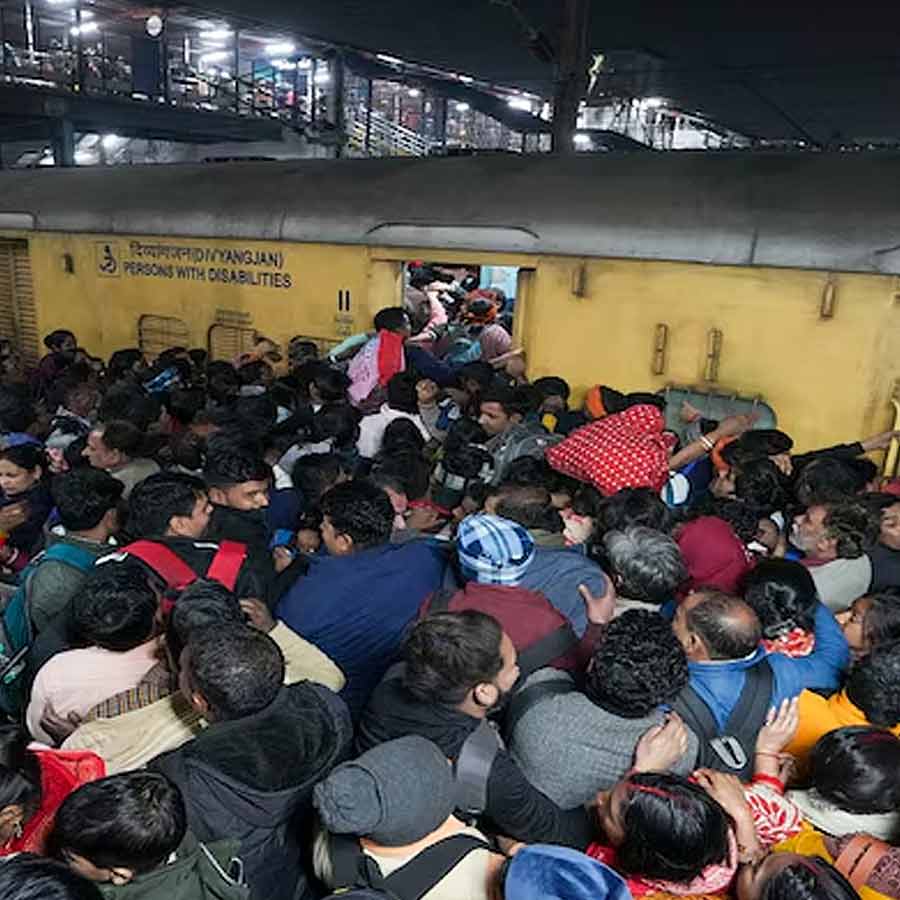 ১৫ ফেব্রুয়ারি, ২০২৫: নয়াদিল্লি স্টেশনে কুম্ভমেলার পুণ্যার্থীদের ভিড়ে পদপিষ্টের পরিস্থিতি তৈরি হয়। দমবন্ধ করা পরিস্থিতিতে মহিলা এবং শিশু-সহ মোট ১৮ জন যাত্রীর মৃত্যু হয়। এই ১৮ জনের মধ্যে কেউ কেউ কুম্ভ থেকে স্নান সেরে ফিরছিলেন, কেউ আবার কুম্ভের দিকে যাচ্ছিলেন।