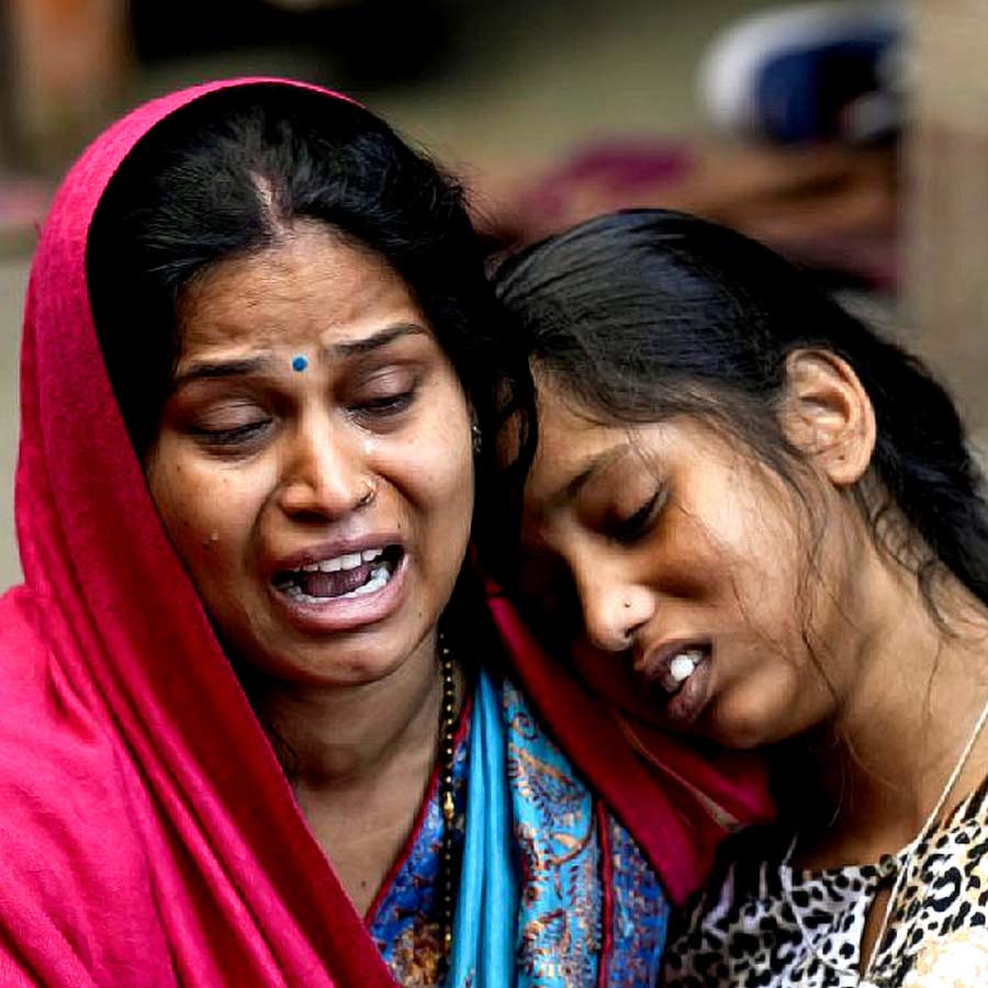 অভিযোগ, পর পর দু’টি ট্রেন সময়ে আসেনি। তৃতীয় ট্রেন স্টেশনে ঢুকতেই শুরু হয় হুড়োহুড়ি। ভিড়ের ধাক্কায় লোকজন পড়ে গিয়েছিলেন। তাঁদের মাড়িয়ে চলে যান বাকিরা। এই ঘটনায় দিল্লি হাই কোর্টে জনস্বার্থ মামলা দায়ের করেছিলেন আইনজীবী আদিত্য ত্রিবেদী। 