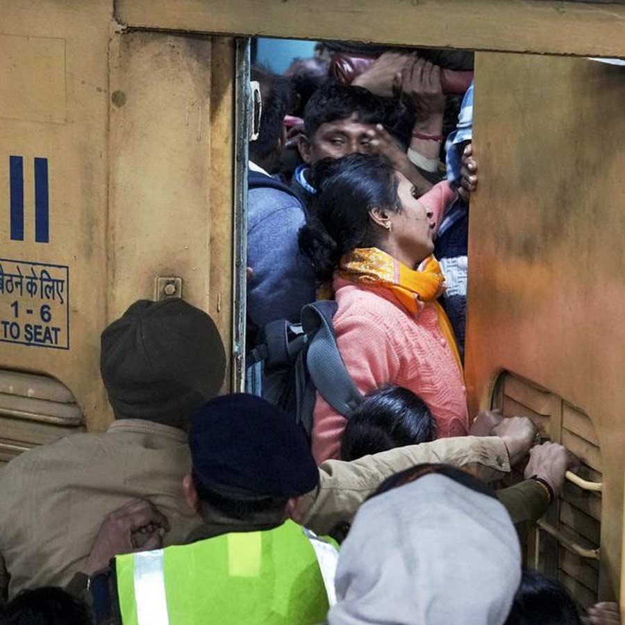 জনস্বার্থ মামলায় অতিরিক্ত টিকিট বিক্রি এবং যাত্রী ব্যবস্থাপনা নিয়ে প্রশ্ন তোলা হয়। বেঞ্চের বক্তব্য, এই বিষয় নিয়ে হাই কোর্টে জনস্বার্থ মামলার অনুমতি দিলে মূল মামলার প্রতি অন্যায় করা হবে। এ নিয়ে ব্যক্তিগত মামলা হতে পারে। তবে জনস্বার্থ মামলা নয়। পাশাপাশি, আবেদনকারীদের তাঁদের আবেদন প্রত্যাহারের অনুমতি দিয়েছিল আদালত।