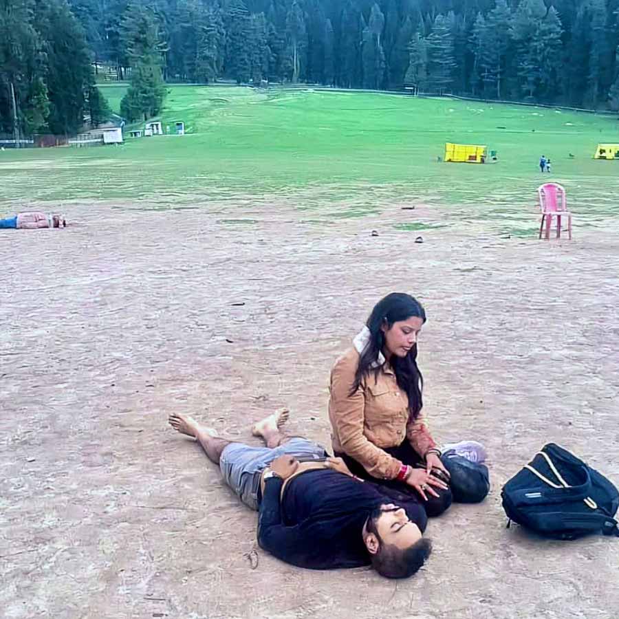 ২২ এপ্রিল, ২০২৫: ভারতের বুকে আরও এক বিভীষিকাময় দিন। মঙ্গলবার দুপুর। কাশ্মীরের অনন্তনাগ জেলার পর্যটনকেন্দ্র বৈসরন উপত্যকা। সামনে বরফঢাকা পাহাড়, পাইনবনের অপূর্ব দৃশ্য। পর্যটকেরা আপনজনদের সঙ্গে সময় কাটাতে ব্যস্ত। সেই সময় পাইনবনের ভিতর থেকে ‘মৃত্যুদূত’ হয়ে হাজির হয় পাঁচ জঙ্গি। 