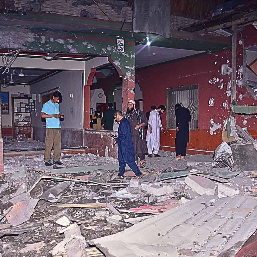 পাকিস্তান এবং পাক অধিকৃত কশ্মীরের বেশ কয়েকটি জঙ্গিঘাঁটি উড়িয়ে দেয় সেনা। তার পর থেকে দুই দেশের মধ্যে সীমান্তে গোলাবর্ষণের পরিমাণ বেড়ে যায়। আকাশপথেও হামলা চলে। চার দিন ধরে চলা এই সামরিক অস্থিরতা শেষ হয় যুদ্ধবিরতির মাধ্যমে।