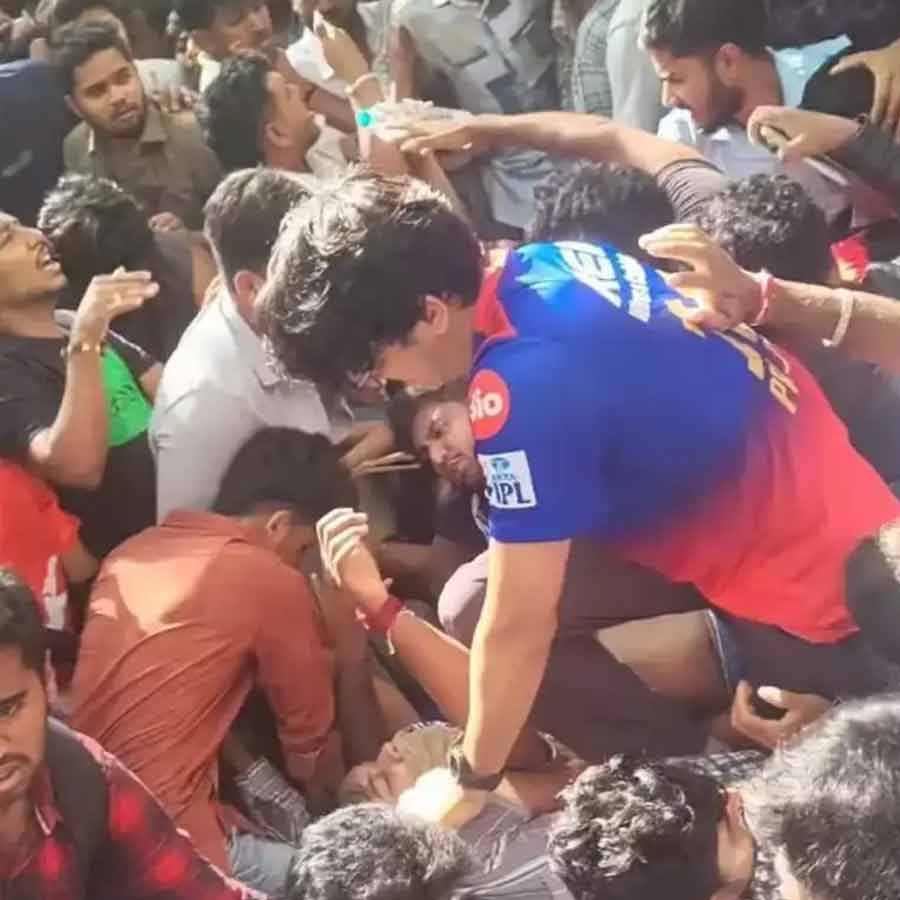 ৪ জুন, ২০২৫: দীর্ঘ ১৭ বছর অপেক্ষার পর অবশেষে ১৮তম আইপিএল জেতে রয়্যাল চ্যালেঞ্জার্স বেঙ্গালুরু (আরসিবি)। বিরাট কোহলিদের সঙ্গে উৎসবে শামিল হতে বুধবার বেঙ্গালুরুর চিন্নাস্বামী স্টেডিয়াম এবং তার বাইরে লক্ষ লক্ষ মানুষ জড়ো হয়েছিলেন। সেখানে ধাক্কাধাক্কিতে পদপিষ্টের পরিস্থিতি তৈরি হয়। চিন্নাস্বামী স্টেডিয়ামের সামনে ১১ জনের মৃত্যু হয়। আহত হন ৩৩ জন। 