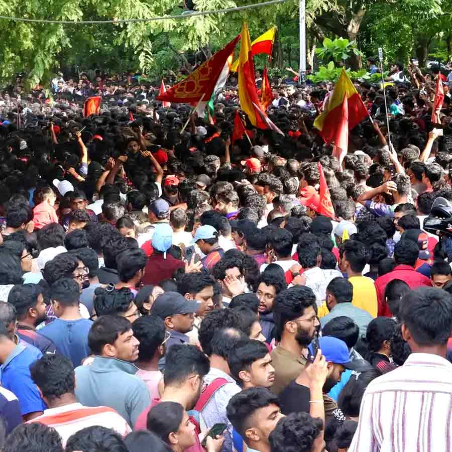 স্টেডিয়ামের লোকধারণ ক্ষমতা ৩৩ হাজার। কিন্তু সেখানে দু’লক্ষের বেশি মানুষ প্রবেশের চেষ্টা করেছিলেন বলে অভিযোগ। তার ফলে স্টেডিয়ামের ছোট দরজা ভেঙে যায়। তৈরি হয় পদপিষ্টের মতো পরিস্থিতি। পুলিশ সূত্রে জানা গিয়েছে, মৃতদের বয়স ৩০ বছরের কম। ১১ জনের মধ্যে অনেকেই কিশোর। সর্বকনিষ্ঠ ১৪ বছরের এক স্কুলছাত্রী।