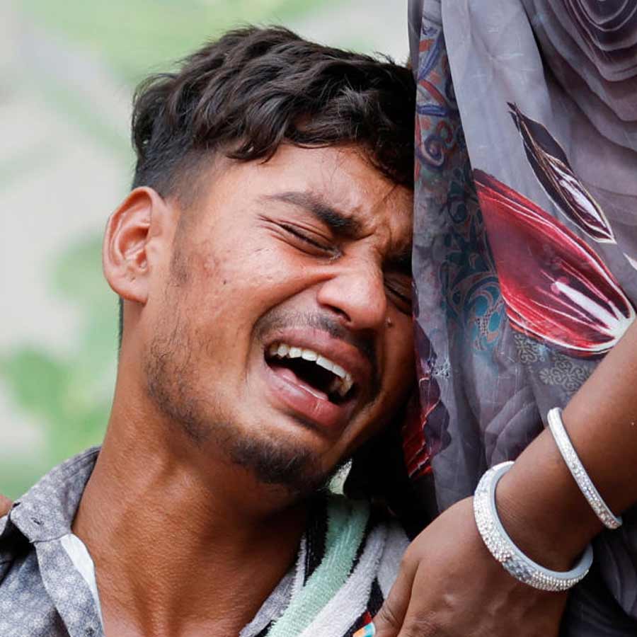 দুর্ঘটনাগ্রস্ত বিমানে মোট ২৪২ জন ছিলেন। তাঁদের মধ্যে ২৩০ জন যাত্রী, ১০ জন ক্রু সদস্য এবং দু’জন পাইলট। এক যাত্রী বাদে সকলেরই মৃত্যু হয়েছে বলে জানানো হয়েছে।