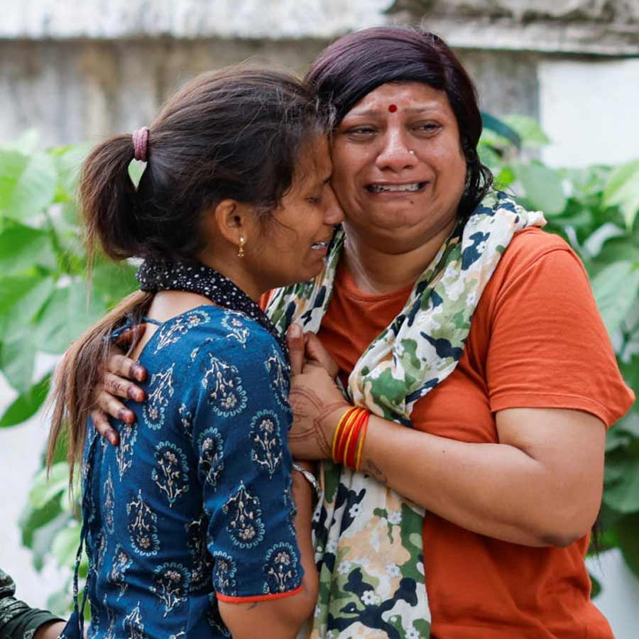 অহমদাবাদের দুর্ঘটনায় যিনি বেঁচে গিয়েছেন তাঁর নাম বিশ্বাস কুমার রমেশ। বিমানটির ইকনমি ক্লাসের ১১এ আসনে বসেছিলেন ওই যাত্রী। ঘটনার পর প্রথম যে ভিডিয়ো (এই ভিডিয়োর সত্যতা যাচাই করেনি আনন্দবাজার ডট কম) প্রকাশ্যে আসে তাতে দেখা যায়, যাত্রা শুরুর পর লোকালয়ের উপর বেশ নীচ দিয়েই উড়ে যাচ্ছে এয়ার ইন্ডিয়ার বিমানটি। কিছুটা এগোনোর পরেই তা আচমকা নীচের দিকে নামতে শুরু করে। 