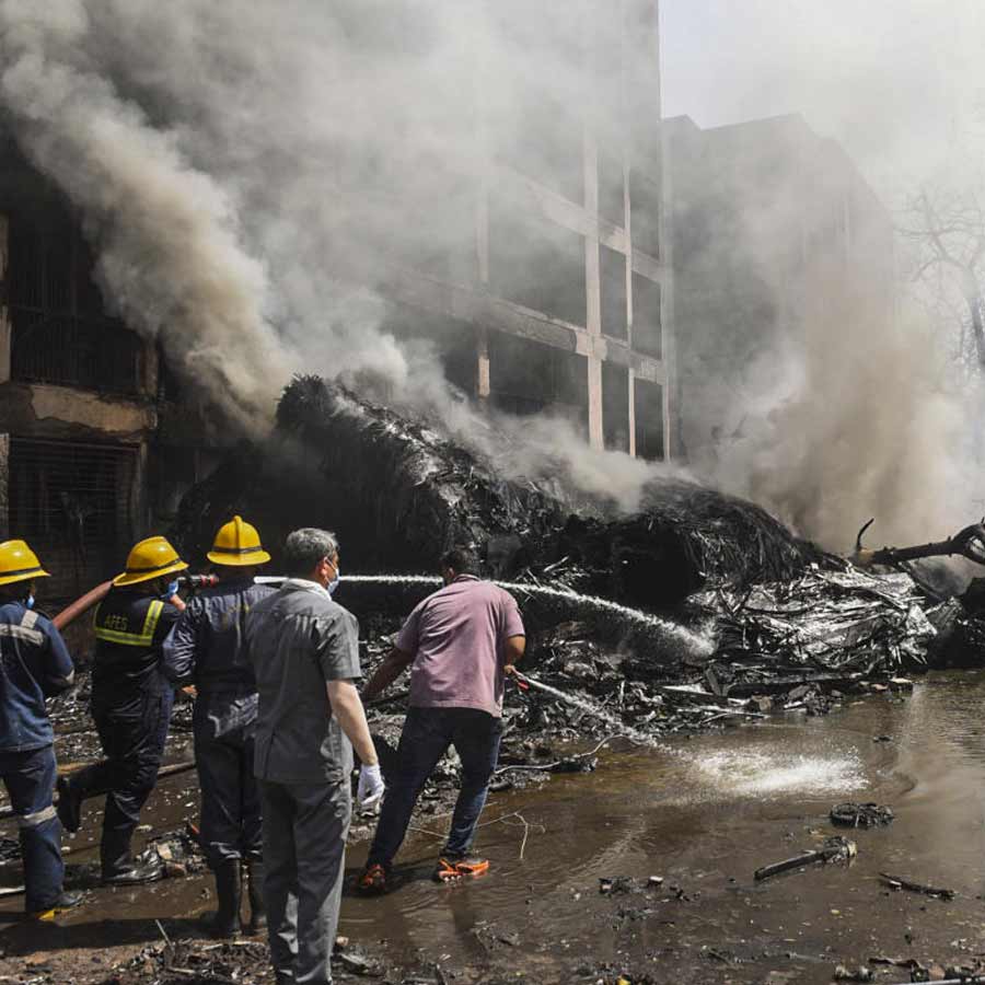 ওড়ার কিছু ক্ষণ পরেই বিমানটি বাঁ দিকে হেলে পড়তে থাকে। একই সঙ্গে বিমানের লেজের অংশটি নীচের দিকে নামতে থাকে। তার পর একটি ভবনে ধাক্কা খেয়ে বিমানটি ভেঙে পড়ে। সঙ্গে সঙ্গে আগুন জ্বলে ওঠে। বিস্ফোরণের অভিঘাত এতটাই বেশি ছিল যে, আগুনের শিখা আকাশের অনেক উঁচু পর্যন্ত উঠে যায়। 