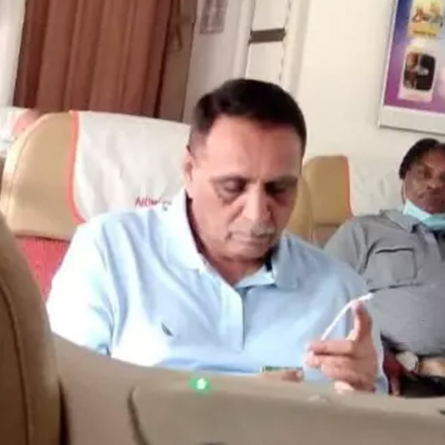 গুজরাতের প্রাক্তন মুখ্যমন্ত্রী বিজয় রূপাণী অহমদাবাদের দুর্ঘটনাগ্রস্ত বিমানটিতে ছিলেন। লন্ডনে কন্যার কাছে যাচ্ছিলেন তিনি। তাঁর মৃত্যুর খবর সন্ধ্যায় নিশ্চিত করেন কেন্দ্রীয় মন্ত্রী সিআর পাটিল। টাটা গোষ্ঠীর তরফে দুর্ঘটনায় মৃতদের পরিবারের জন্য এক কোটি টাকা করে ক্ষতিপূরণ ঘোষণা করা হয়েছে।