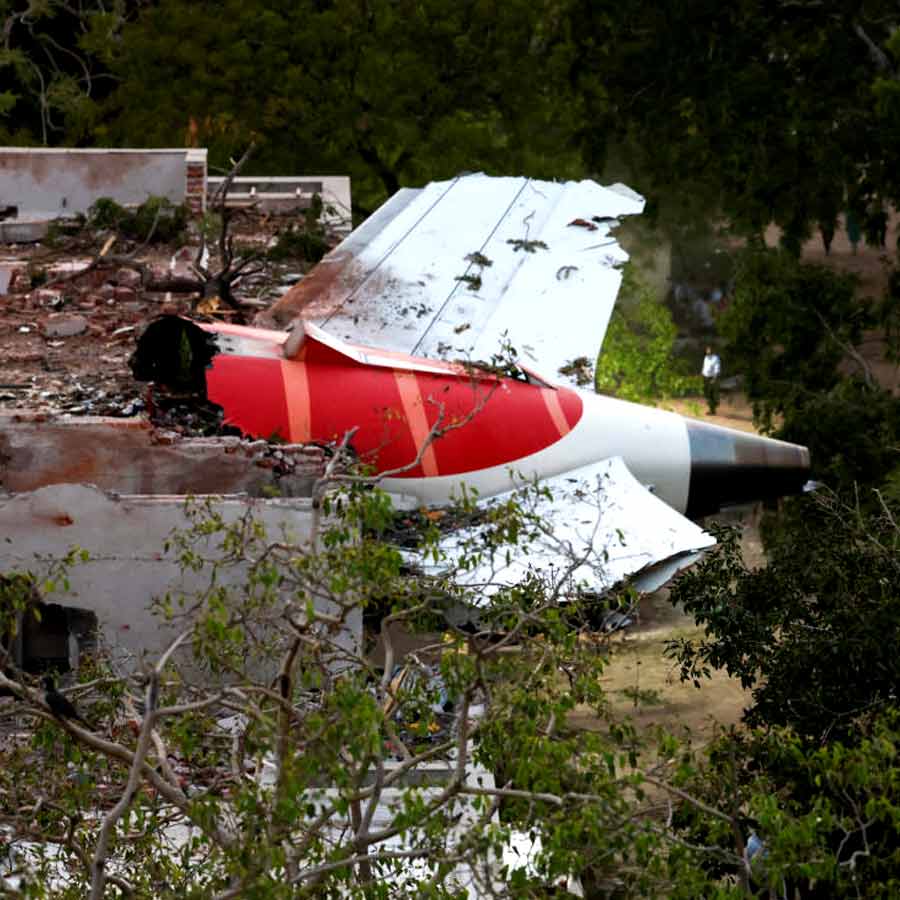 আমেরিকার সংবাদমাধ্যম সিএনএন-এর তথ্য অনুযায়ী, অহমদাবাদের বিমান দুর্ঘটনার তদন্তে সাহায্যের প্রস্তাব দিয়েছে ব্রিটেনের এয়ার অ্যাক্সিডেন্ট ইনভেস্টিগেশন ব্রাঞ্চ (এএআইবি)। তারা জানিয়েছে, ভারতের নেতৃত্বেই এই তদন্ত হবে। তবে তাতে সহযোগিতার জন্য একটি দল পাঠানো হবে।