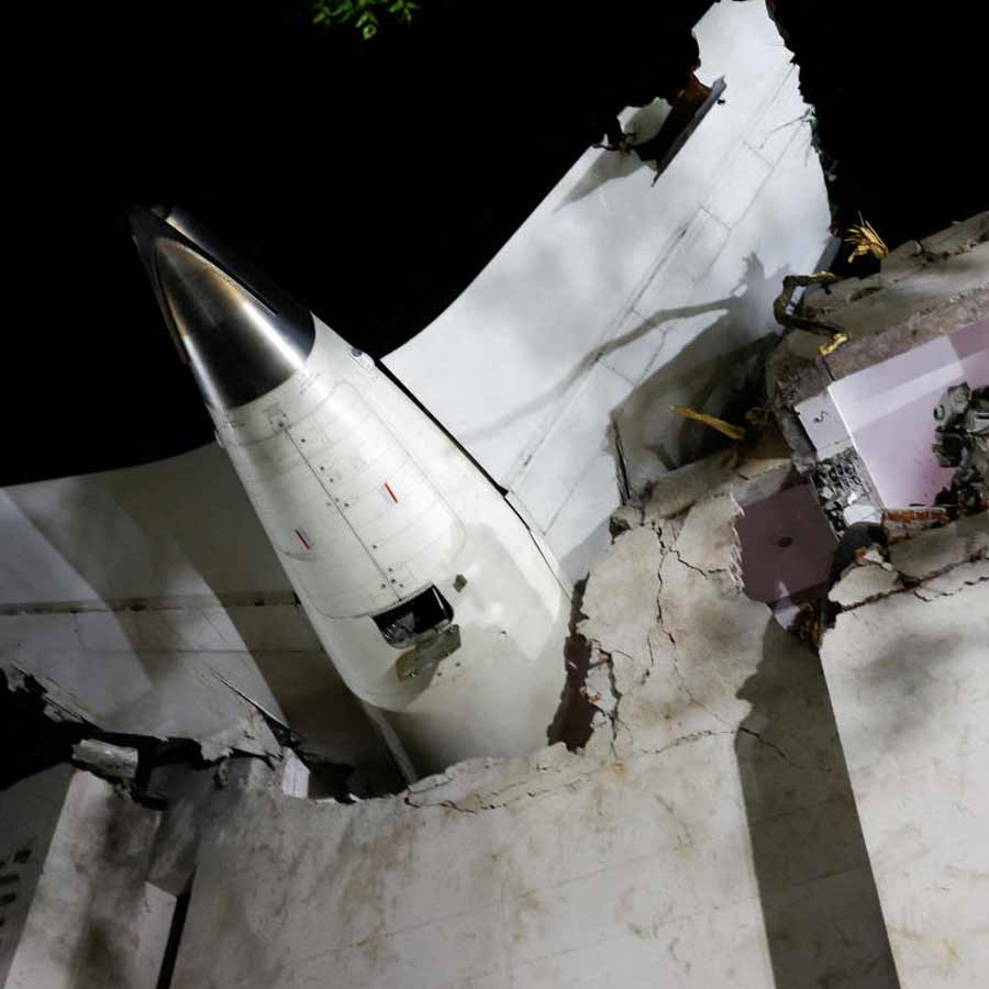 ১২ জুন, ২০২৫: বৃহস্পতিবার দুপুর ১টা ৩৮ মিনিটে অহমদাবাদের সর্দার বল্লভভাই পটেল আন্তর্জাতিক বিমানবন্দর থেকে ওড়ার কিছু সময় পরেই ভেঙে পড়ে এয়ার ইন্ডিয়ার লন্ডনগামী বিমান (এআই ১৭১)। ধাক্কা খায় অহমদাবাদের মেঘানি নগরের বসতি এলাকায় বিজে মেডিক্যাল কলেজের হস্টেল ভবনে।