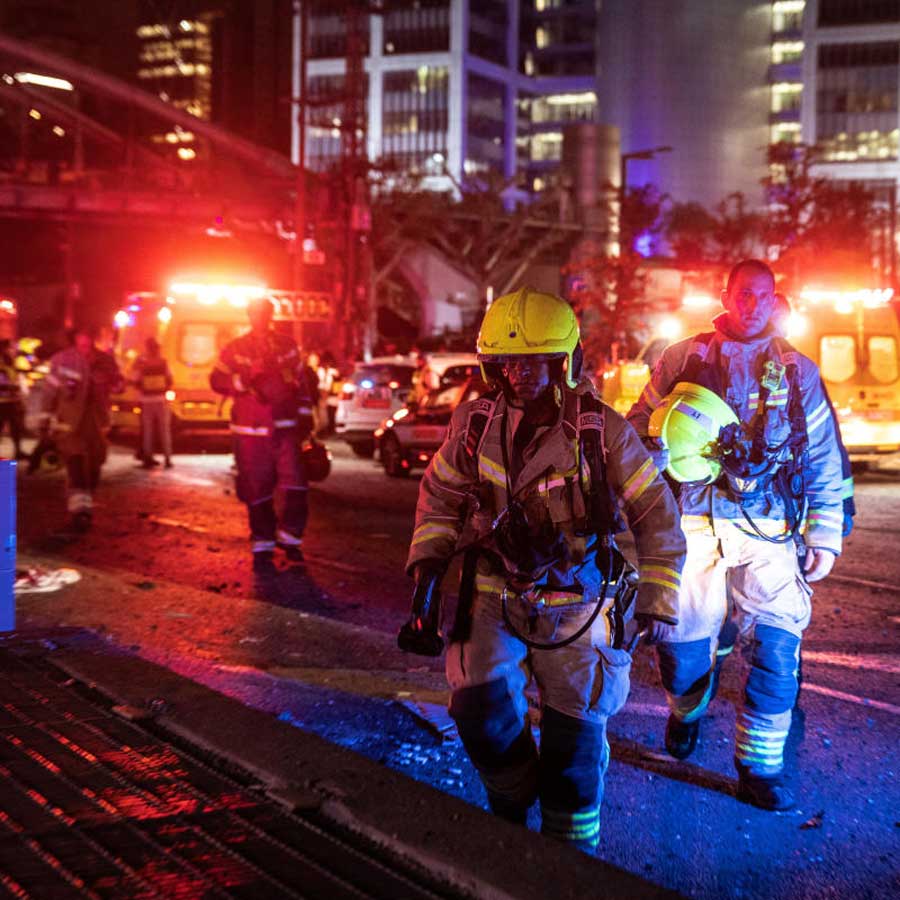 আহতদের হাসপাতালে নিয়ে যাওয়া হচ্ছে।