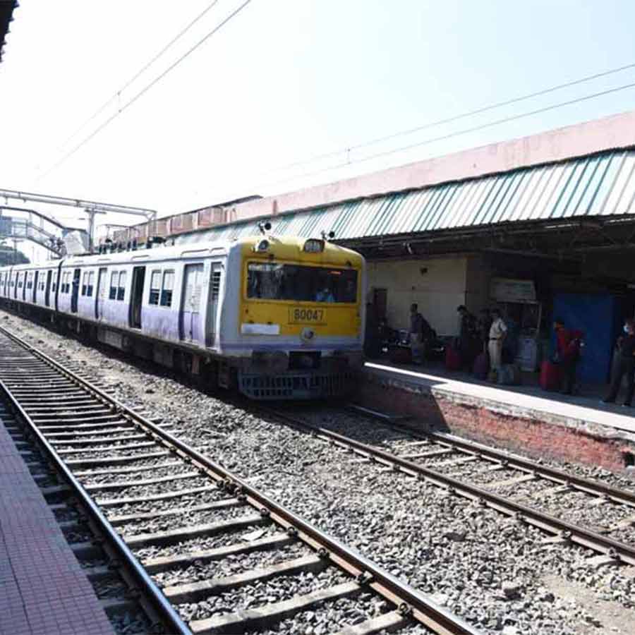 A woman met in an accident at Dum station