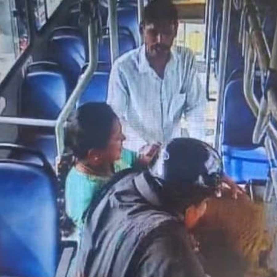 Woman passenger allegedly beaten bus driver with slipper for not stopping bus in Bengaluru dgtl