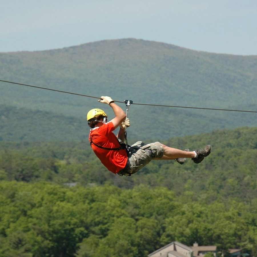 হিমাচল প্রদেশের বিভিন্ন জায়গায় জিপ লাইনের মতো অ্যাডভেঞ্চার স্পোর্টসের সুযোগ মেলে।