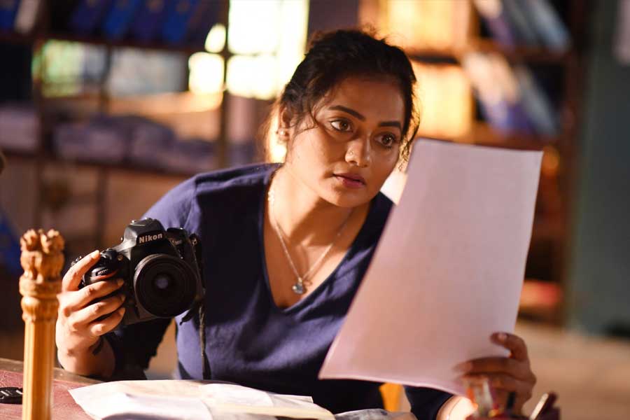 সাংবাদিকের চরিত্রে শতাক্ষী। 