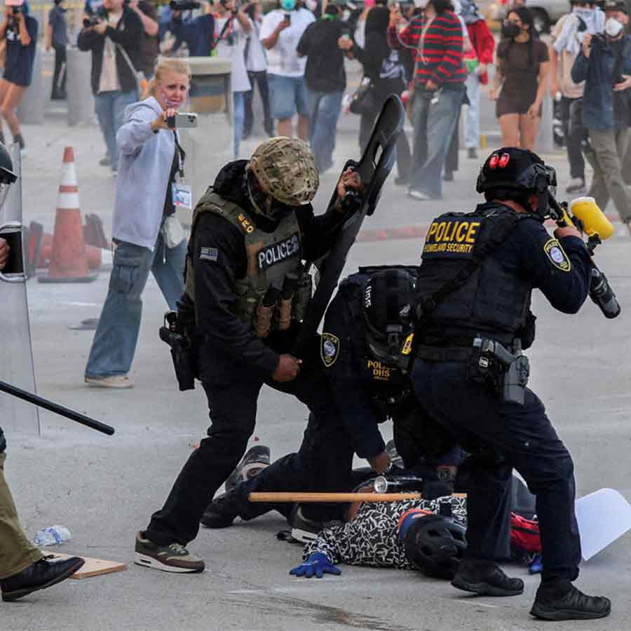 অশান্ত: লস অ্যাঞ্জেলেসে চলছে প্রতিবাদীদের ধরপাকড়-অভিযান।
