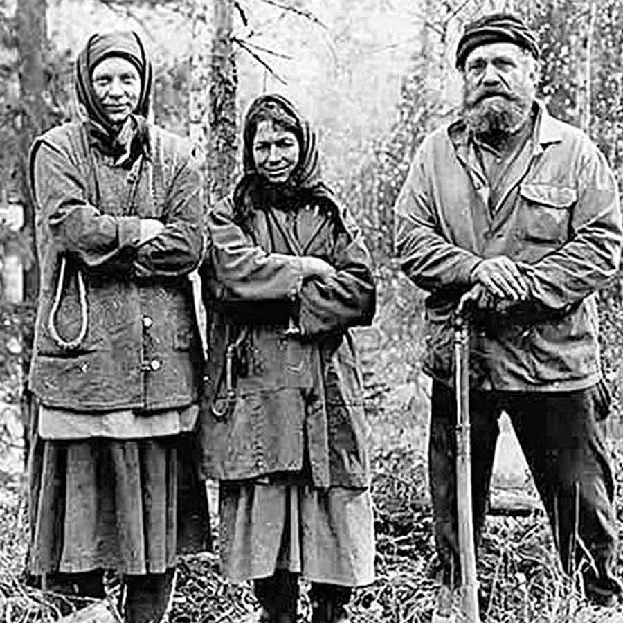 ধর্মের জন্য স্বেচ্ছা-নির্বাসিত লাইকোভ পরিবারের সদস্যরা।