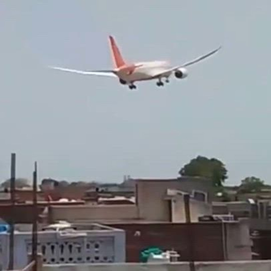 বিমান ভেঙে পড়ার আগের মুহূর্ত। ছবি: সংগৃহীত।