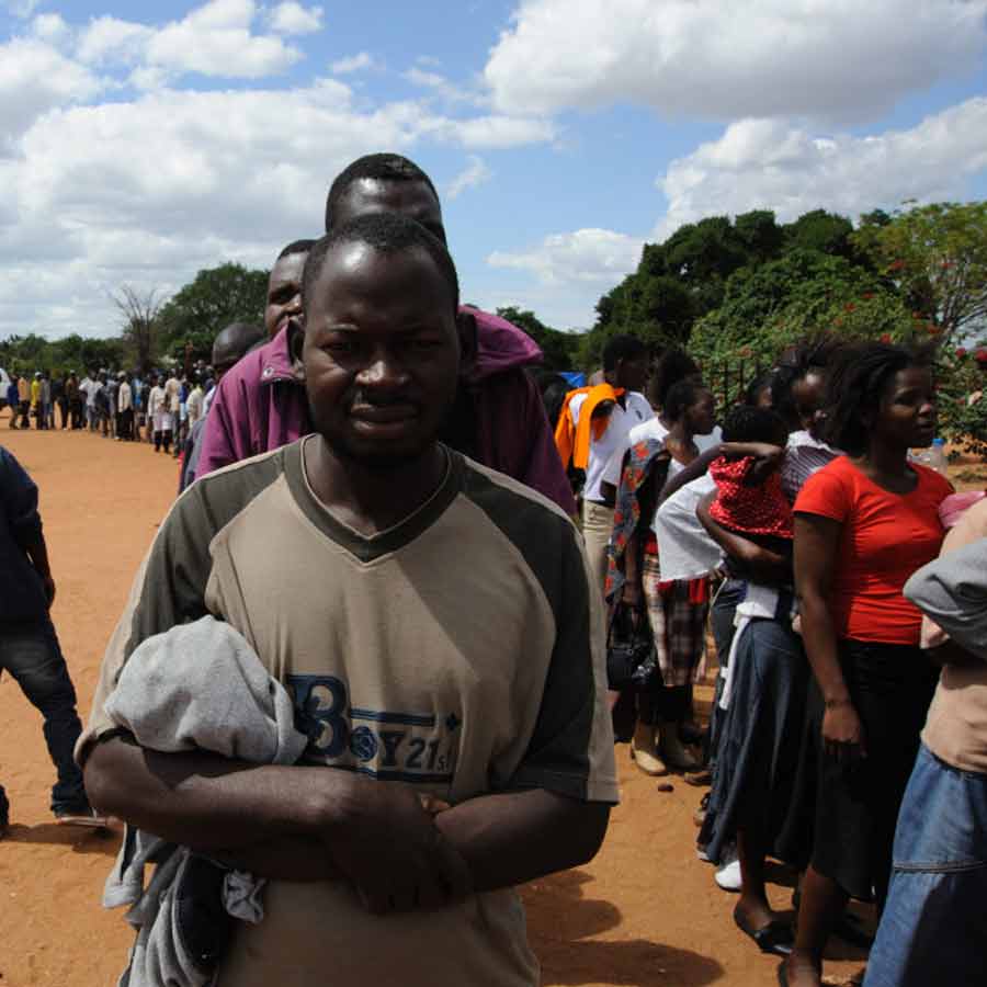একই সিদ্ধান্ত নেওয়া হয়েছে চলতি বছরেও। জনগণের একটা বড় অংশই যেখানে দু’বেলা দু’মুঠো খেতে পারছেন না, সেখানে হাতির খাবার জোগানো মুখের কথা নয়। তার উপর হাতির উপদ্রবের ফলে নষ্ট হচ্ছে সামান্য ফসলটুকুও। হাতির সংখ্যা কমাতে তাই তাদের মেরে ফেলার অনুমতি দিয়েছে সরকার। হাতি মেরে দেশবাসীর মুখে খাবার তুলে দেওয়ার সিদ্ধান্ত নিয়েছে জ়িম্বাবোয়ে সরকার।