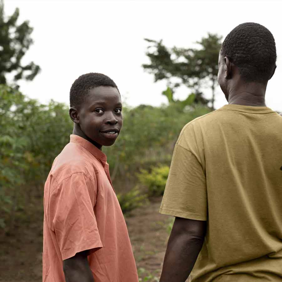 শিকার করে তাদের মাংস ক্ষুধার্ত দেশবাসীর কাছে পৌঁছে দেওয়া হবে বলে জানিয়েছিল নামিবিয়ার পরিবেশ মন্ত্রক। কারণ সেখানেও তৈরি হয়েছে ভয়ঙ্কর খরা পরিস্থিতি। এল নিনোর প্রভাবে আফ্রিকার একাধিক দেশের বিস্তীর্ণ এলাকা শুকিয়ে কাঠ হয়ে গিয়েছে। পুড়ে খাক হয়ে নিশ্চিহ্ন হয়ে গিয়েছে খেতের ফসল।