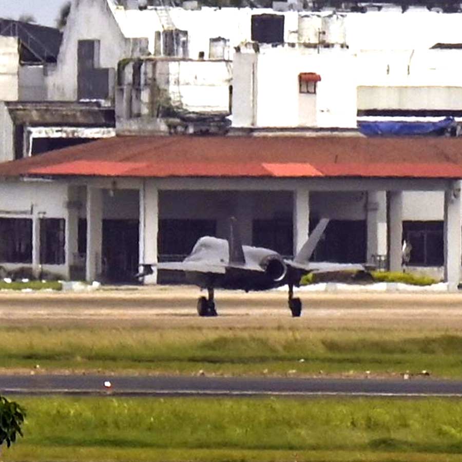 British F-35 Fighter Jet Makes Emergency Landing in Kerala After Running Low on Fuel Over Indian Ocean dgtl