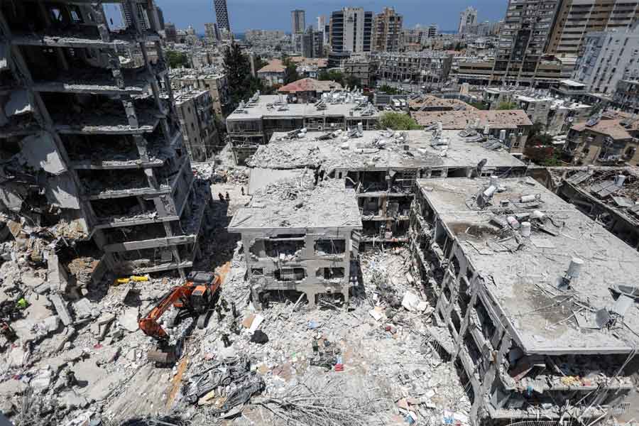 ইরানের ক্ষেপণাস্ত্র হামলায় ধ্বংস ইজ়রায়েলের ব্যাট ইয়ামের বহুতল।