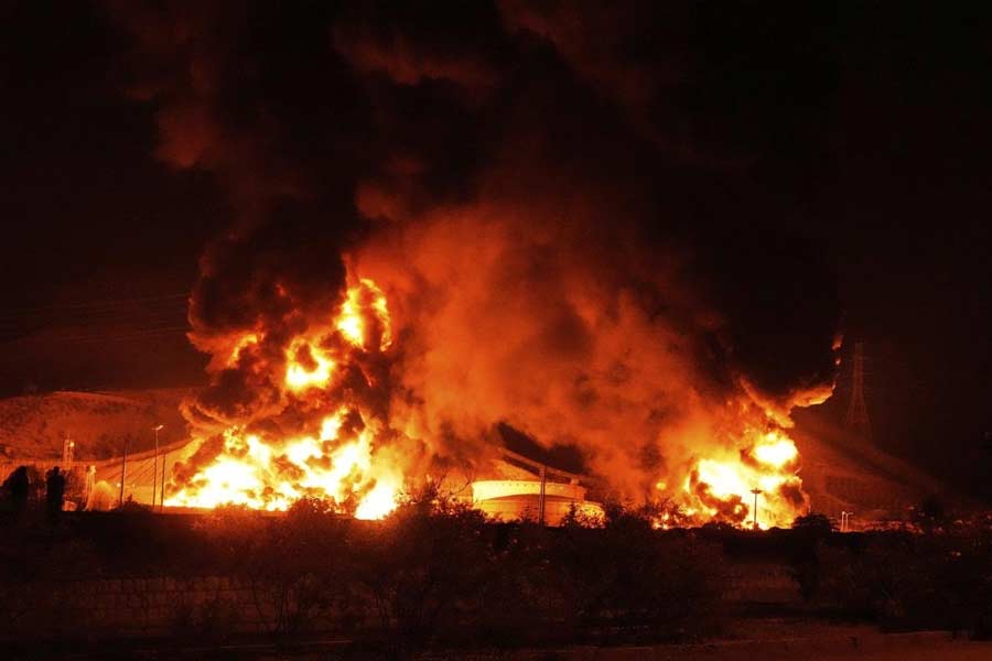 জ্বলছে শাহরানের তেলের ভান্ডার। 