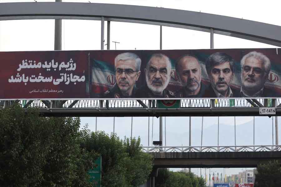 ইরানে নিহত সেনাকর্তাদের শ্রদ্ধার্ঘ্য। 