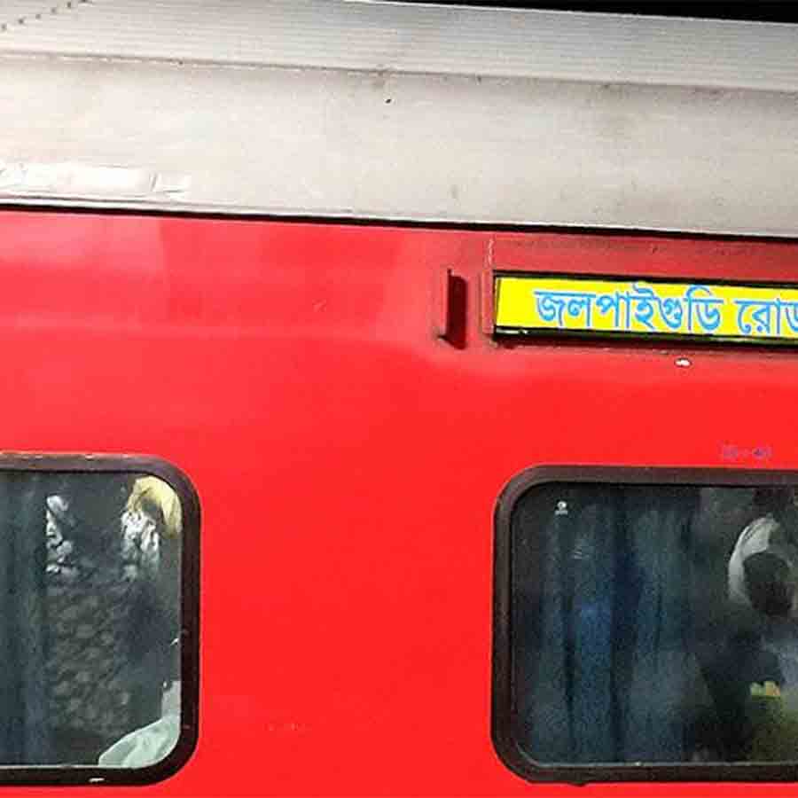 Common people welcome new Hamsafar Express at Ranaghat Station