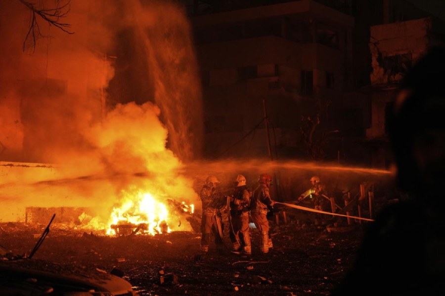 ইরানের ক্ষেপণাস্ত্র পড়েছে তেল আভিভে। সোমবার। 