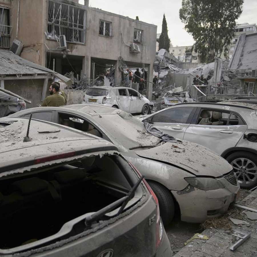 ইজ়রায়েলি হানার পরে ইরানের এক শহরের অবস্থা। 