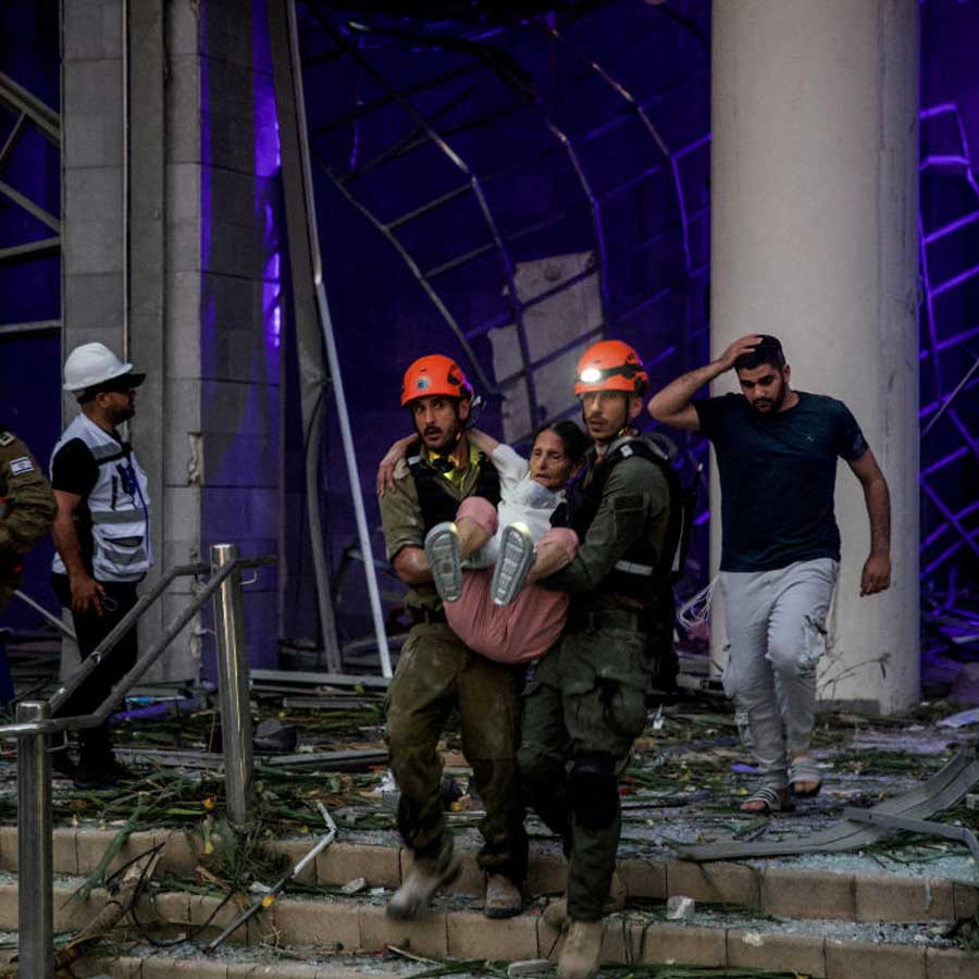 ইজ়রায়েলি হানার পরে ধ্বংসস্তূপ থেকে উদ্ধার করা হচ্ছে এক ব্যক্তিকে। সোমবার ইরানে।