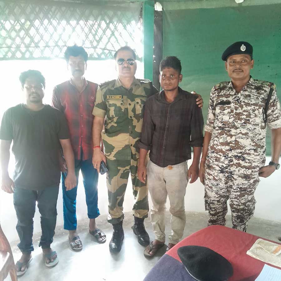 বাংলাদেশ থেকে ফিরিয়ে আনা তিন পরিযায়ী শ্রমিক।