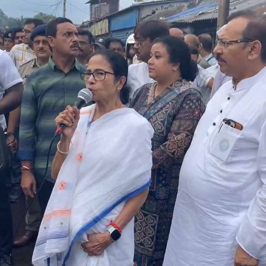 Chief Minister Mamata Banerjee announces financial assistance to the victims of the burnt market in Khidirpur dgtl