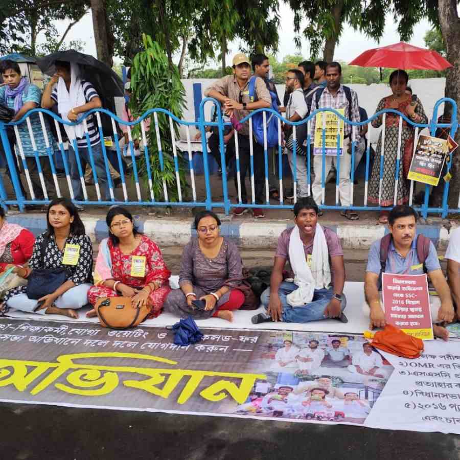 Teachers are preparing to go on a hunger strike in the streets after police refused to grant them permission.