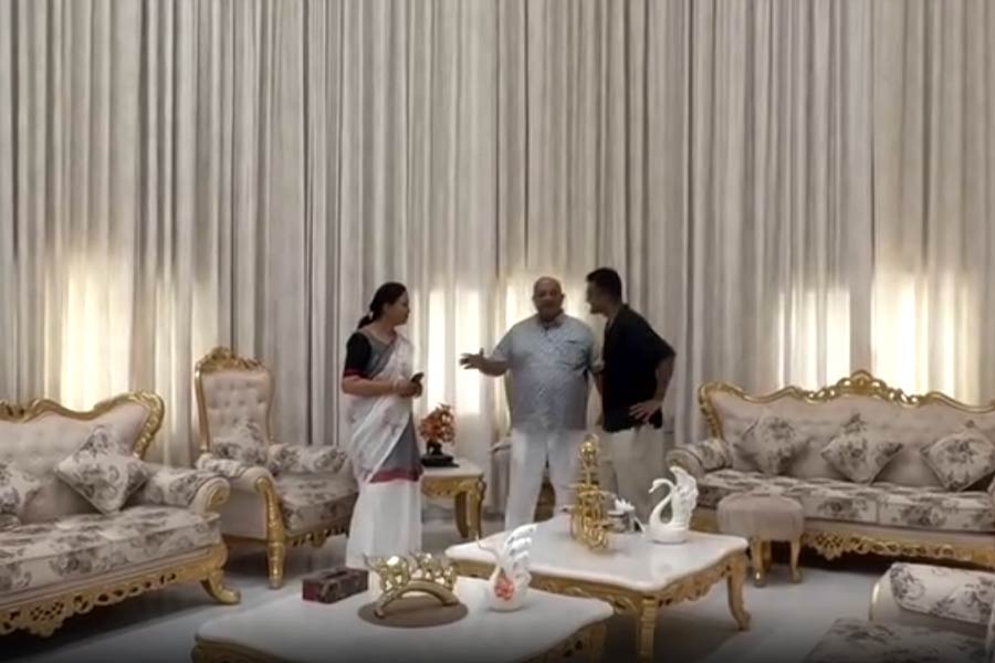 See the home decor of Taj Mahal replica home made by MP teacher for his wife