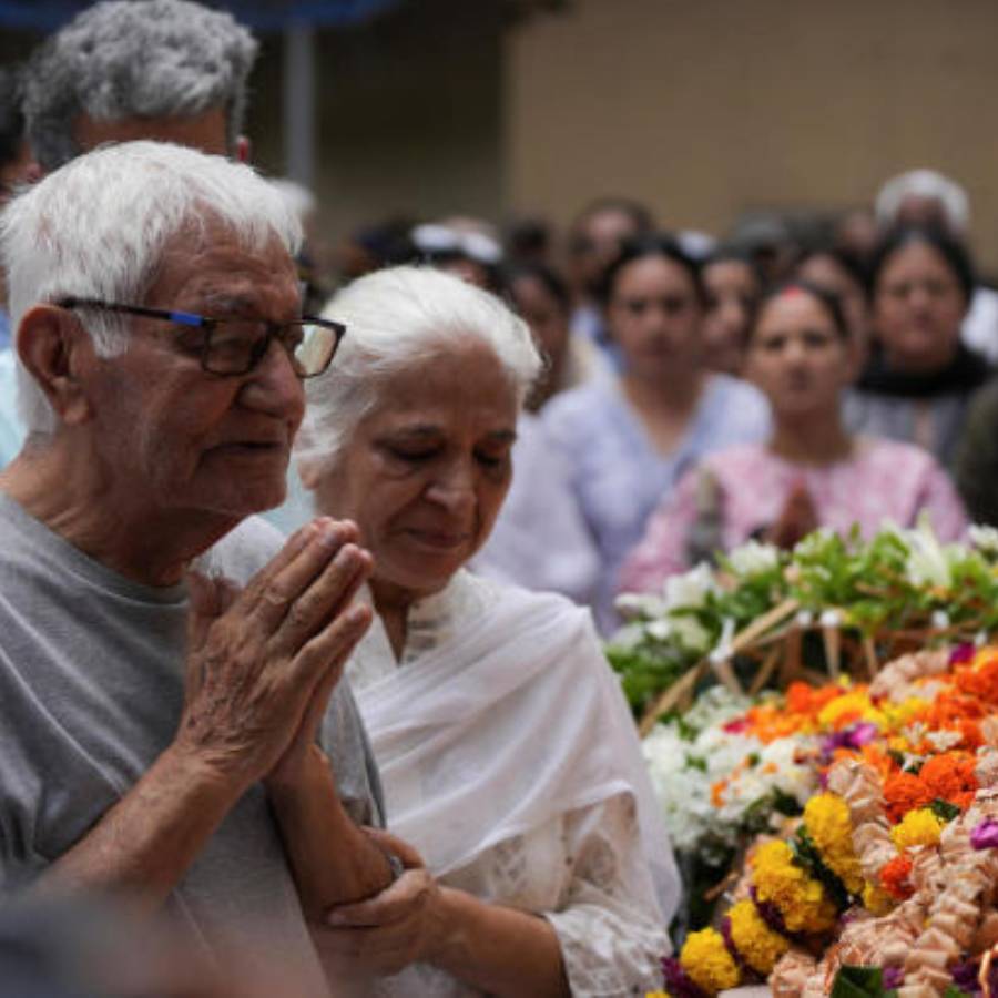 Family members gave final farewell to Pilot Sumeet Sabharwal with teary eyes dgtl