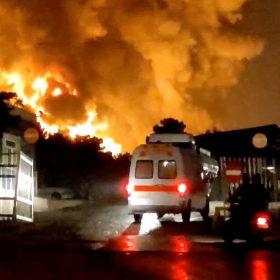 Toxic Smoke, Flames, and Destruction Show shocking War-Like situation Between Iran and Israel