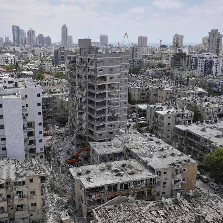 Toxic Smoke, Flames, and Destruction Show shocking War-Like situation Between Iran and Israel