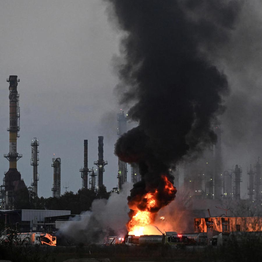 Toxic Smoke, Flames, and Destruction Show shocking War-Like situation Between Iran and Israel