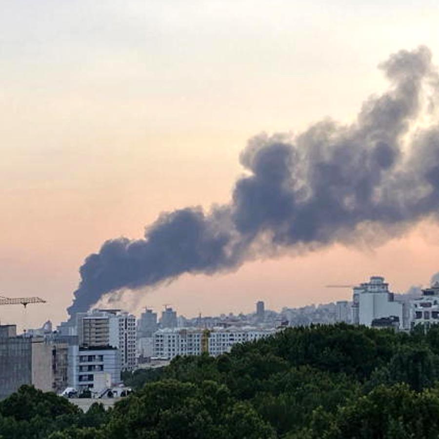 Toxic Smoke, Flames, and Destruction Show shocking War-Like situation Between Iran and Israel