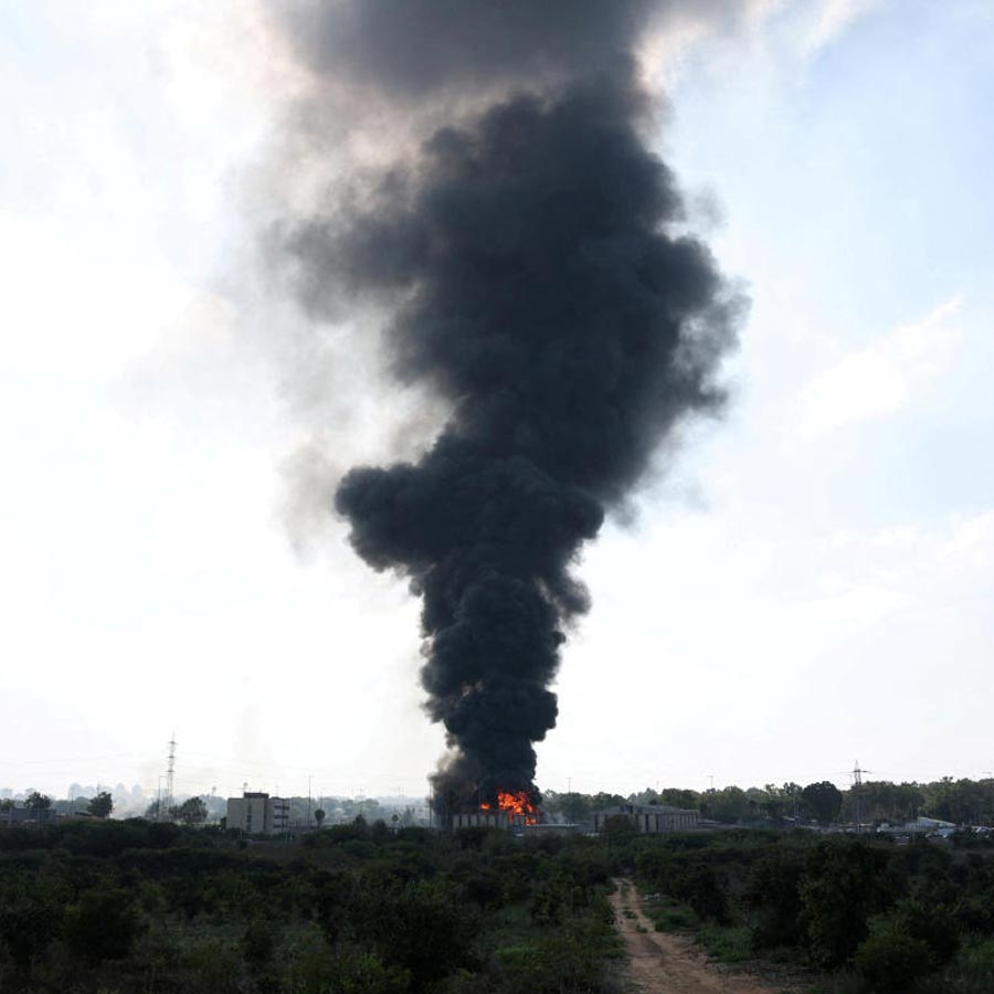 Toxic Smoke, Flames, and Destruction Show shocking War-Like situation Between Iran and Israel