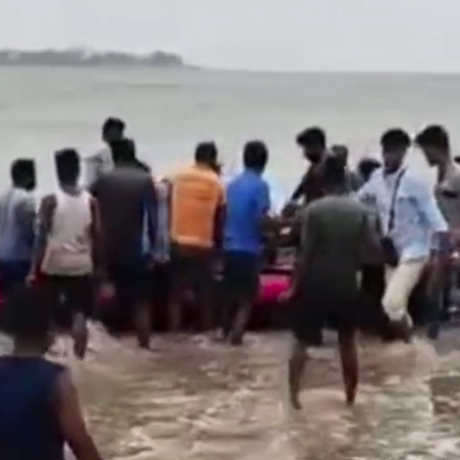 উদ্ধারকাজে পুলিশ এবং উদ্ধারকারী দল।
