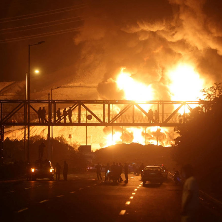 রাতেও তেহরানে জ্বলছে আগুন।
