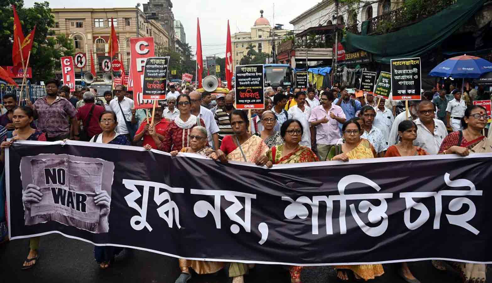 কলকাতায় বাম দলগুলির ডাকে শান্তি মিছিল।