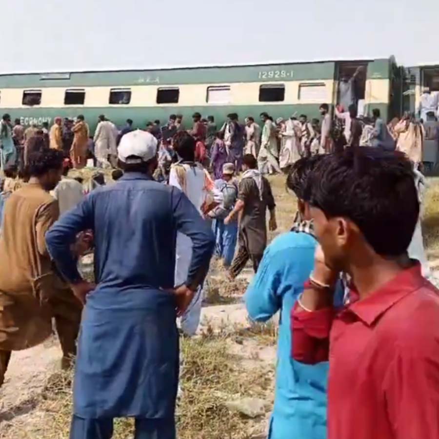 Blast near cattle market derails 6 bogies of Jaffar Express in Jacobabad near Balochistan dgtl