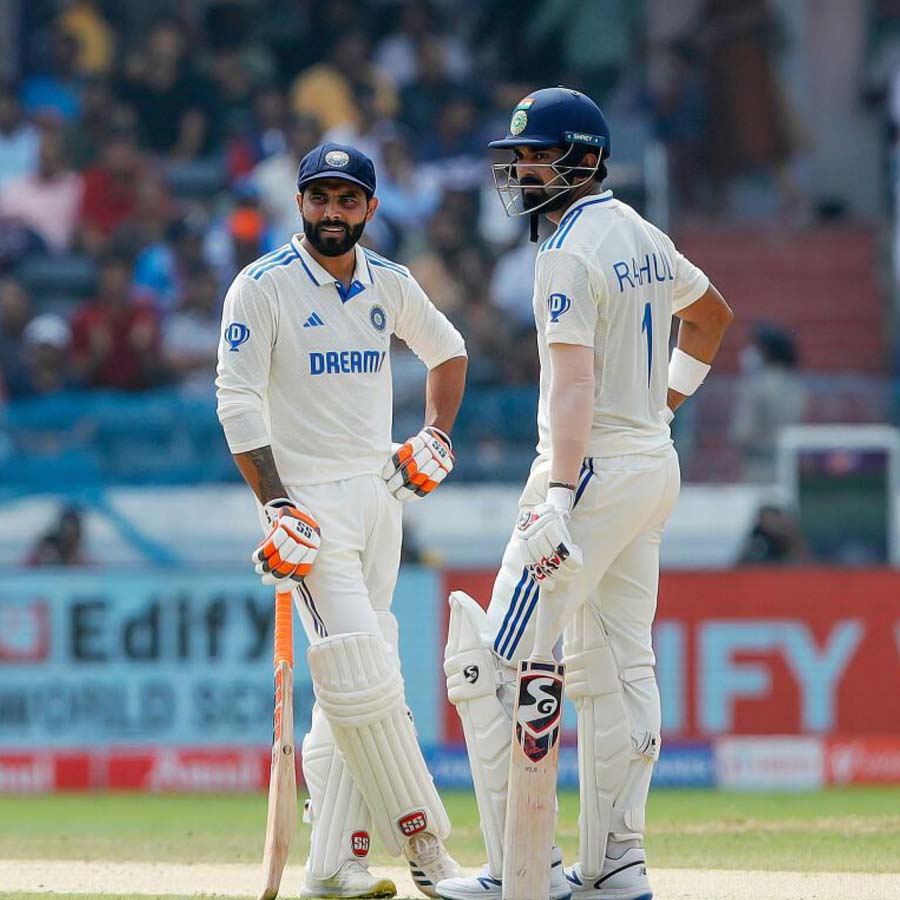 ব্যাট করতে নেমে লোকেশ রাহুল-রবীন্দ্র জাডেজার ব্যাটে ভর করে ২৭৮ রান তোলে ভারত। এগিয়ে যায় ৯৫ রানে। ৩৬ রান করেন রোহিত শর্মা। মাত্র এক বল খেলে আউট হন বিরাট।